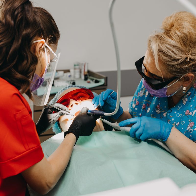 Despre Noi 2 imagine dr muscar anamaria dentist clinica alteo